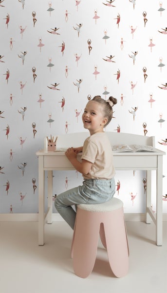Kinderzimmer mit Schreibtisch, Hocker und Tapete mit Ballerina-Motiv