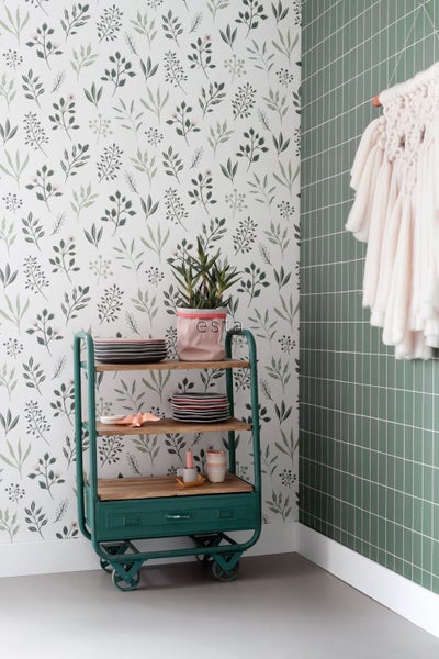 Dekorative Szene mit Regalwagen, Geschirr, Pflanze und Tapete