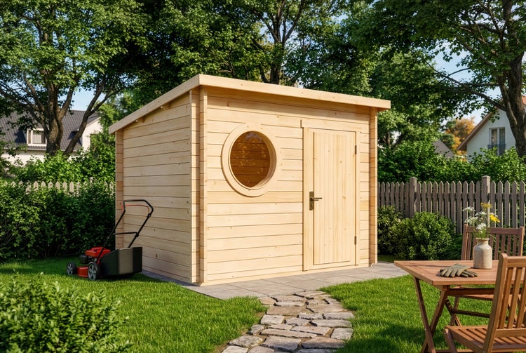 Gartenhaus aus Holz mit Pultdach und rundem Fenster. Innenraum mit Regalen und Gartengeräten. Im Vordergrund ein Tisch mit Stühlen und Rasenmäher.