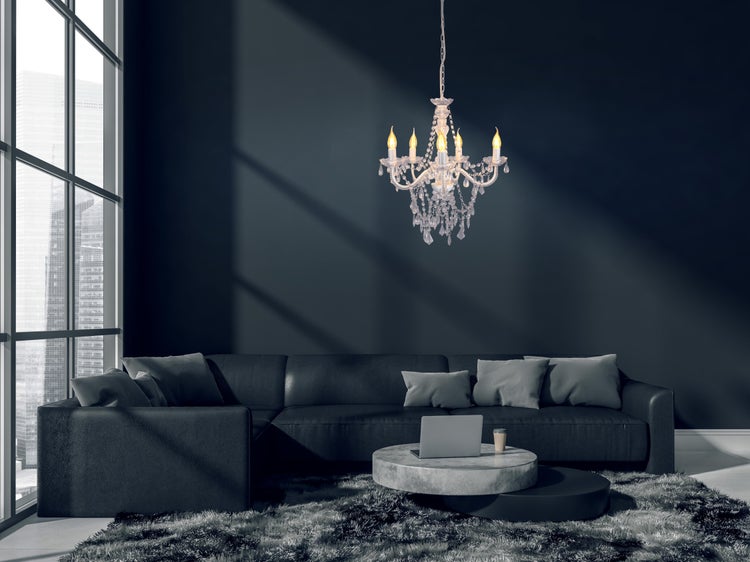 Wohnzimmer mit Sofa, Teppich und Kronleuchter