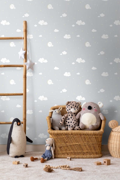 Kinderzimmer mit Leiter, Spielzeug und Wolkentapete