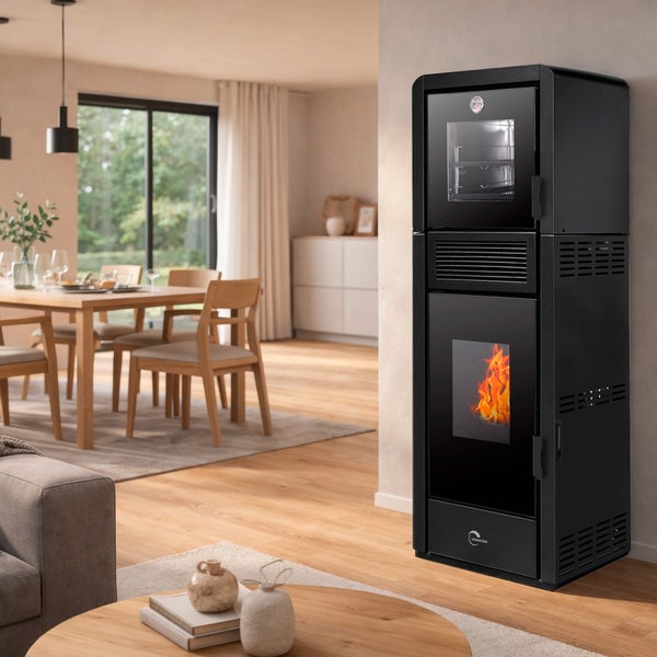 Pelletofen mit Backofen in einem modernen, hellen Wohnzimmer mit Essbereich.