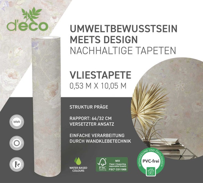 Ein Mann saugt eine Treppe mit einem Akku-Staubsauger