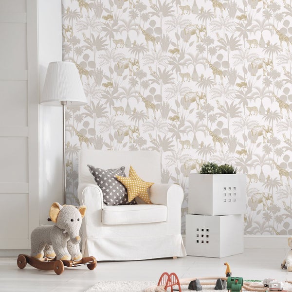 Helles Kinderzimmer mit Safari-Tapete mit Tiermotiven wie Elefanten und Giraffen, weißem Sessel und Plüsch-Schaukelelefant.
