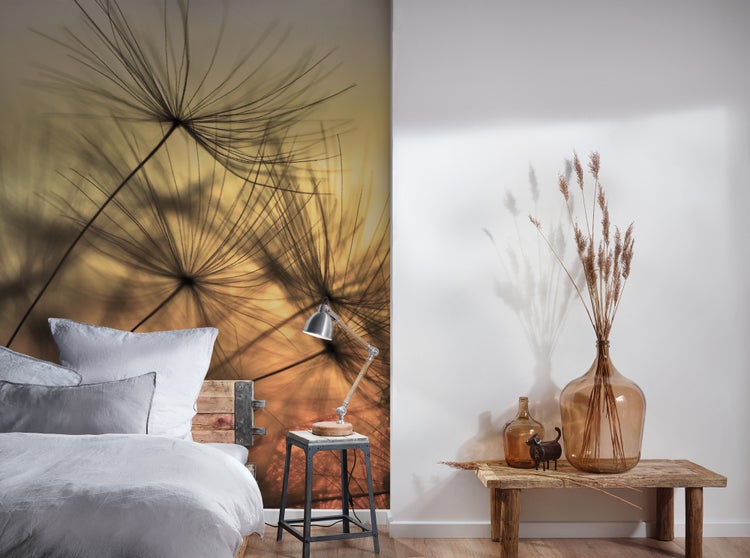 Vliestapete mit Pusteblumen-Motiv in einem modern gestalteten Schlafzimmer mit rustikalen Holzmöbeln und warmem Licht.