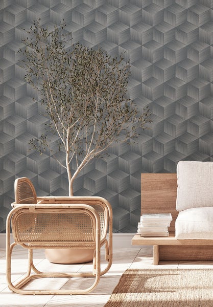 Szene mit geometrischer Tapete, Korbstuhl und Dekoration