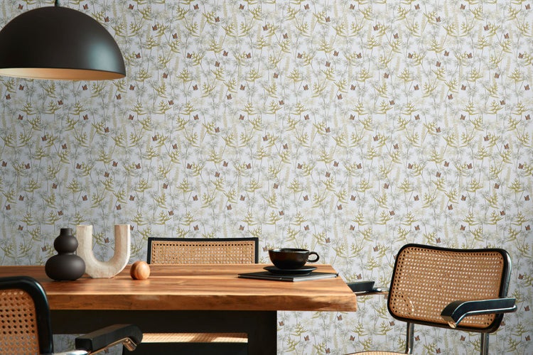 Szene mit Holztisch, Stühlen und Tapete mit Pflanzen- und Schmetterlingsmuster