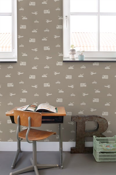 Dekorierter Weihnachtsbaum mit Schleife, Kugeln und Ornamenten