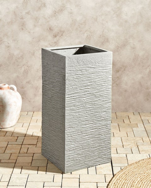 Rechteckiger Pflanzkübel mit horizontaler Textur für den Aussenbereich.