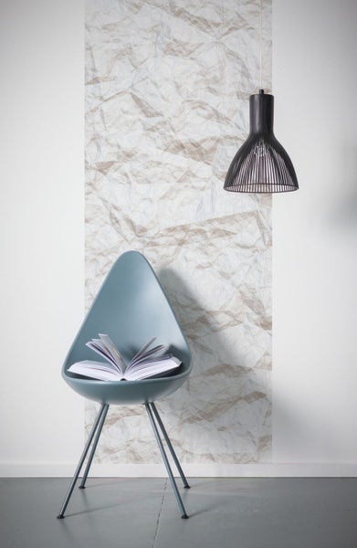 Szene mit einer strukturierten Tapete, einem Stuhl mit einem Buch und einer Hängelampe