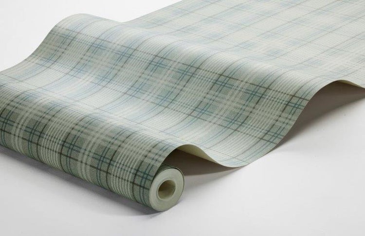 Ein Raum mit einer floral gemusterten Tapete, einer Tür mit gehäkelter Jacke und einem Blick in ein Badezimmer