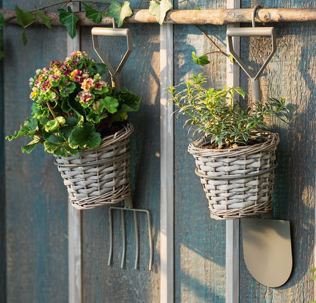 Dekoleidenschaft 2x Hängepflanzer Gartenspaß aus Metall mit Pflanzkorb aus Weide, Pflanzgefäß, Hängetopf, Blumentopf, Gartendeko für Draußen