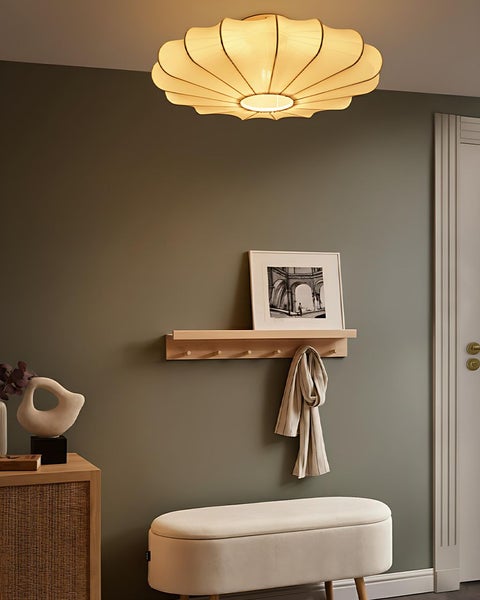 Eingangsbereich mit Deckenleuchte, Garderobe, Bank und Kommode