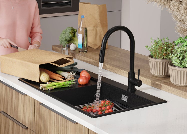Moderne Küche mit schwarzem Spülbecken, Armatur und frischem Gemüse