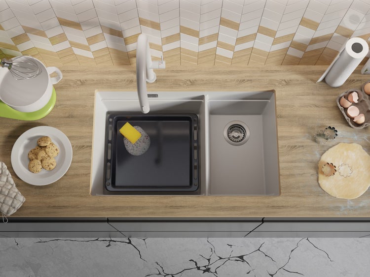 Küchenszene mit Spüle, Backblech, Teig und Backutensilien auf einer Arbeitsplatte