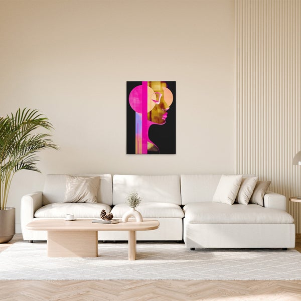 Wohnzimmer mit Sofa und abstraktem Bild einer Frau