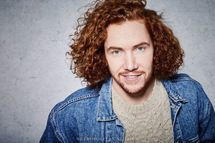 Wohnzimmer mit Couch und der Tapete mit der Nummer 369112 an der Wand, dazu passend die Tapeten 369111 und 369113