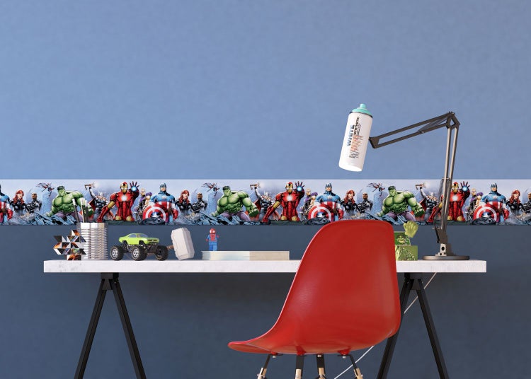 Dekoratives Kinderzimmer mit Avengers-Bordüre an der Wand über einem Schreibtisch