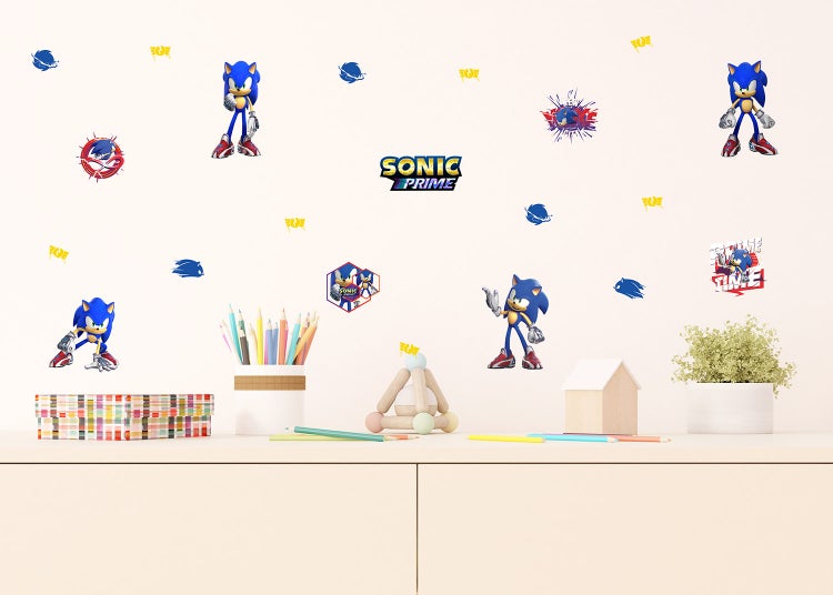 Sonic Prime Wandsticker Set für Kinderzimmer mit verschiedenen Sonic Motiven und Logos auf einer Wand über einem Schreibtisch.