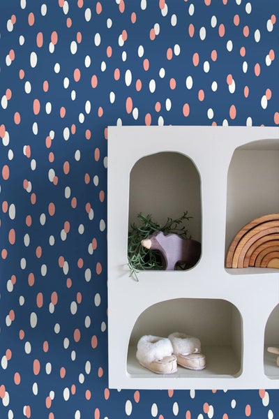 Wandgestaltung mit Tapete mit Punktmuster und Wandregal mit Dekorationsartikeln