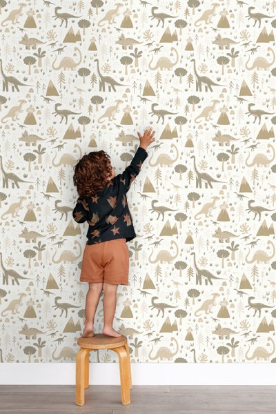 Kinderzimmer mit Dinosaurier-Tapete, Mondkissen und Stofftieren auf einem Stuhl