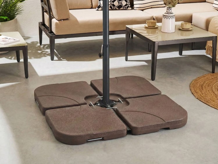 Quadratischer Sonnenschirmständer aus Kunststoff mit vier Teilen