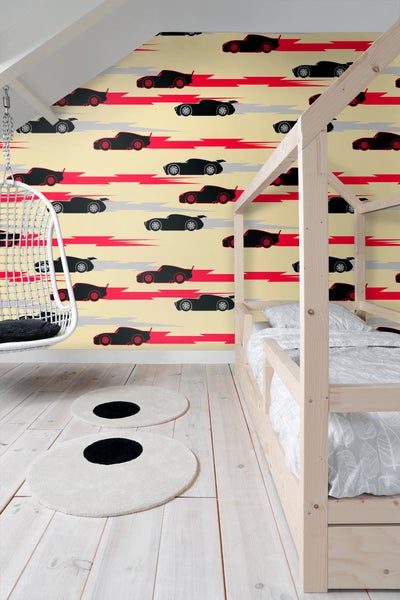 Kinderzimmer mit Bett, Hängesessel und Tapete mit Automotiv