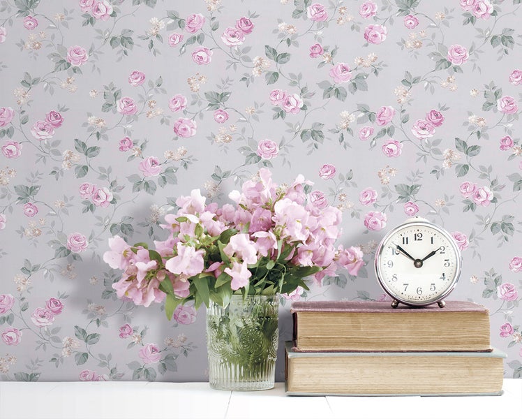 Raumgestaltung mit floraler Tapete, Bett und Holztür