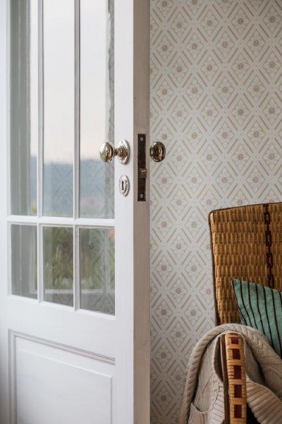 Tapetenrolle mit Rautenmuster und floralen Motiven