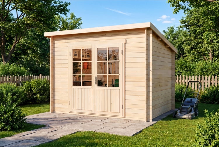 Gartenhaus aus hellem Holz mit Flachdach und Doppeltür mit Sprossenfenstern auf einer Steinterrasse in einem grünen Garten.