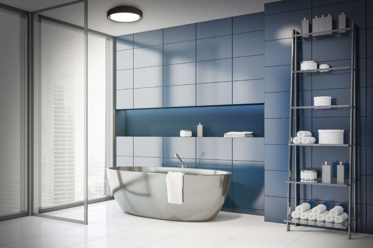 Beleuchtete Terrasse mit Gartenmöbeln und Deckenleuchten.