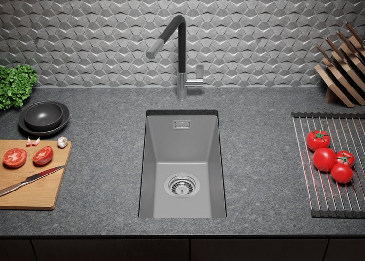 Küchenspüle mit Armatur auf einer Arbeitsplatte mit Lebensmitteln