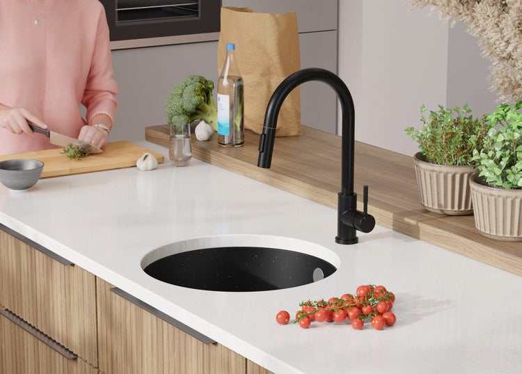 Küchenszene mit Spüle, Armatur und Lebensmitteln auf einer Arbeitsplatte