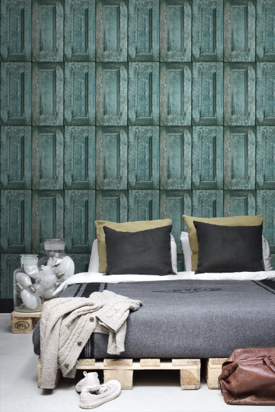 Schlafzimmer mit Bett, Nachttisch aus Europalette und Tapete im Holzpaneel-Design