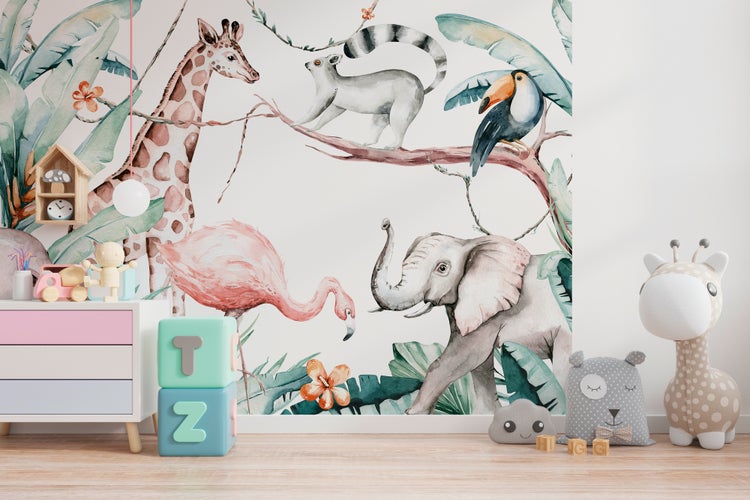 Helles Kinderzimmer mit einer Dschungel-Fototapete, die Tiere wie Giraffe und Elefant zeigt, sowie einer Kommode und Spielzeug.