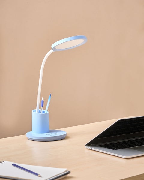 Schreibtischszene mit Lampe mit Stifthalter und Laptop