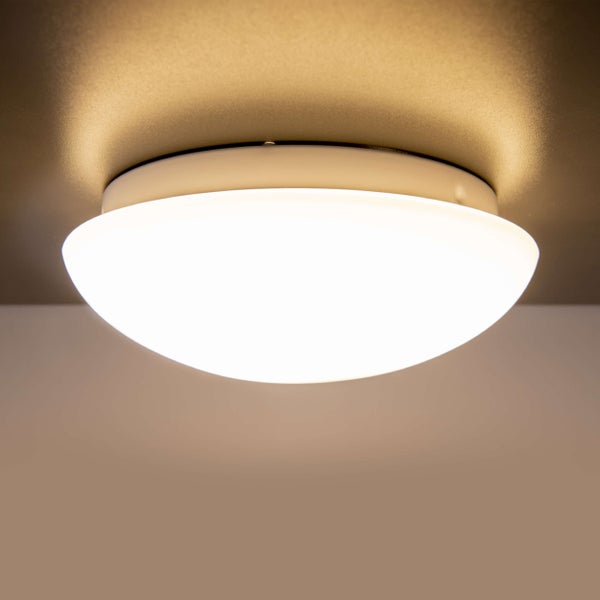 Deckenleuchte aus Glas und Metall an der Decke