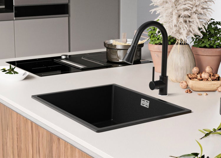 Spüle mit Armatur in einer modernen Küche.