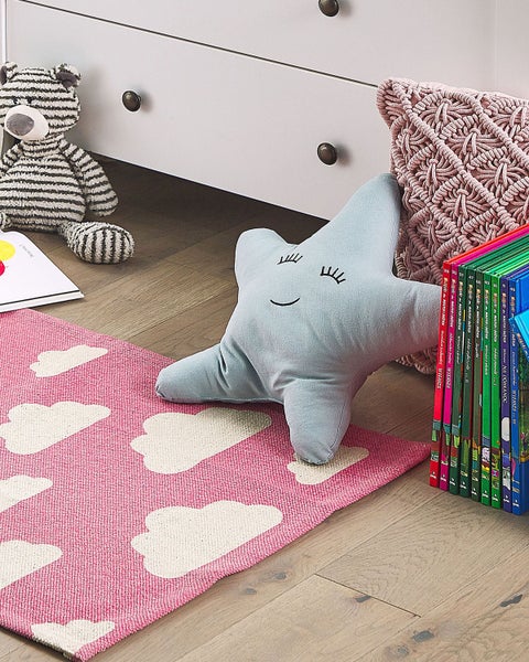 Dekorative Anordnung mit Pflanzen und Windlicht auf Baumstammhockern