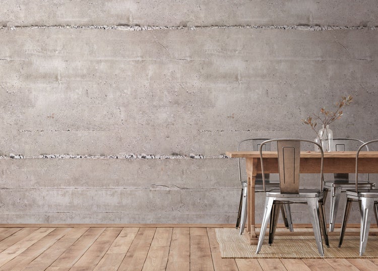 Esszimmer mit Holztisch, Metallstühlen und Betonwand