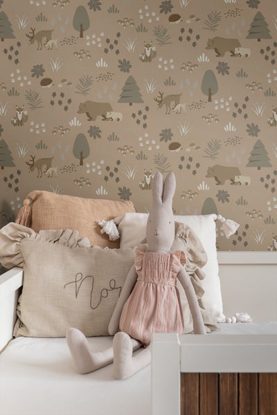 Kinderzimmer mit Waldtiermuster-Tapete und Stofftierhase auf dem Bett