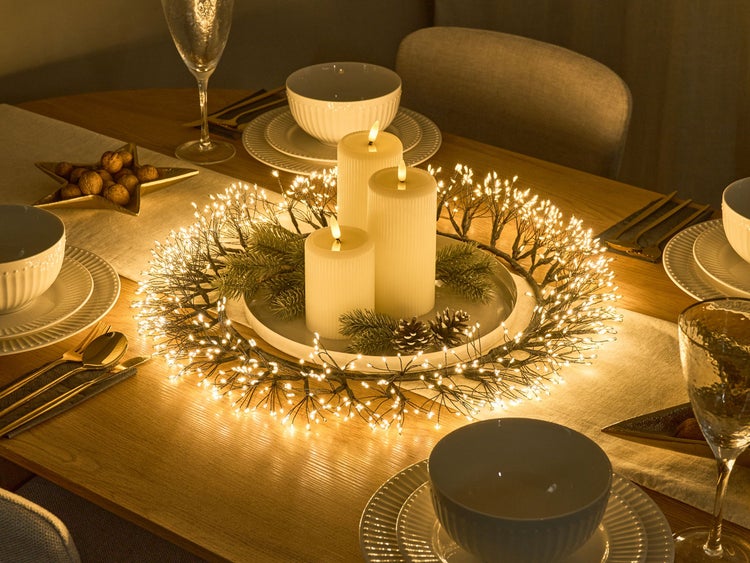 Festlich gedeckter Tisch mit LED-Lichterkranz und Kerzen