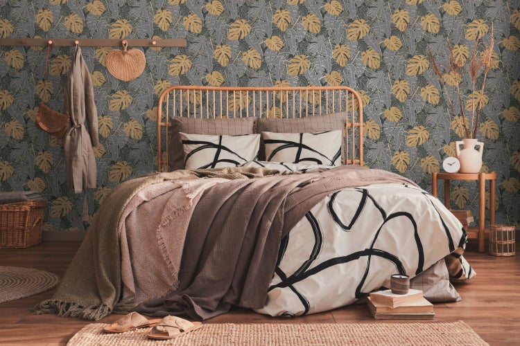 Geschmückter Weihnachtsbaum mit Kugeln und Blumen