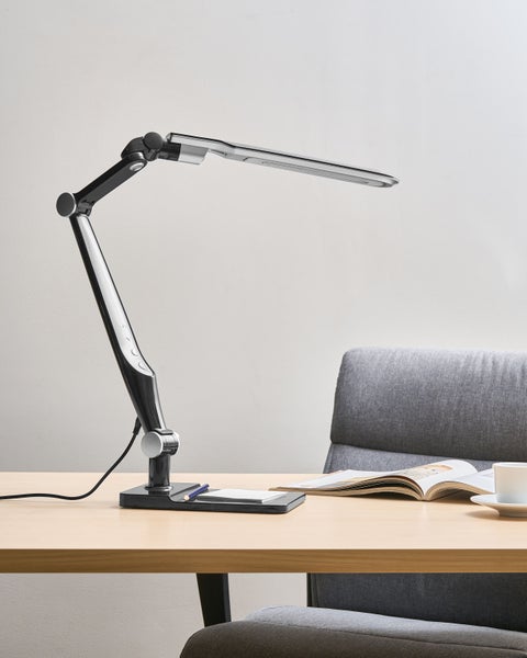 Schreibtisch mit LED-Tischleuchte, Notizblock, Stift und Buch