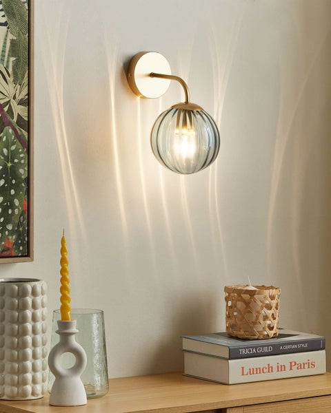 Wandleuchte mit rundem Lampenschirm aus Glas