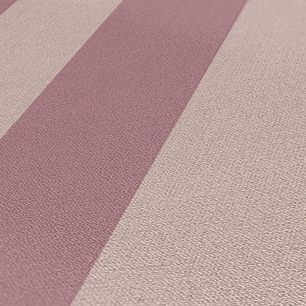 Dekoratives Schild mit dem Schriftzug Villa Kunterbunt an einer Wand