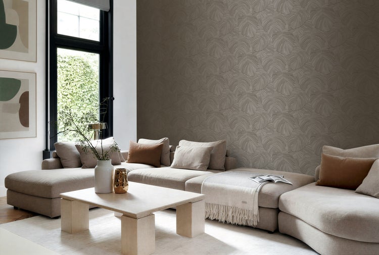 Wohnzimmer mit modularem Sofa, Couchtisch und gemusterter Tapete