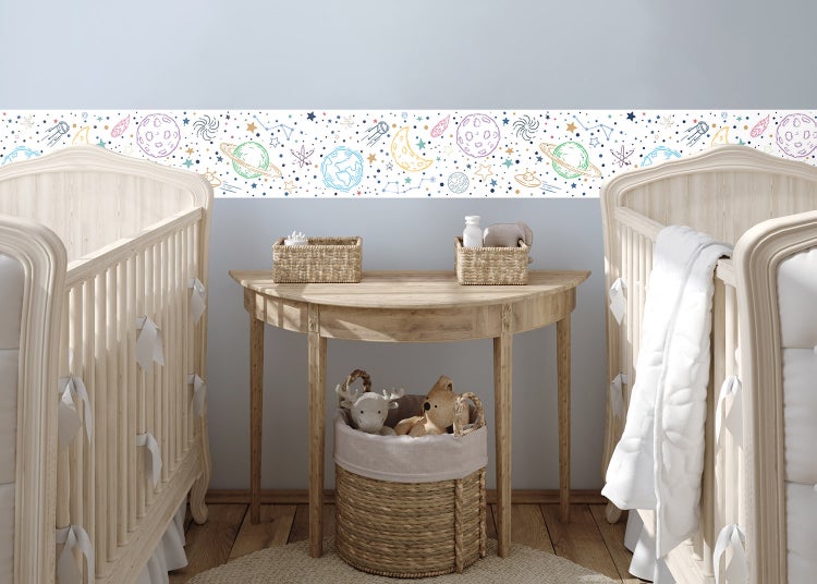 Selbstklebende Tapetenbordüre mit Weltraum-Motiv, Planeten und Sternen in einem Kinderzimmer mit Holz-Gitterbetten.