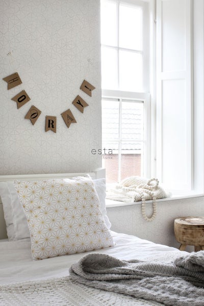 Dekoratives Schlafzimmer mit Bett, Kissen, Fenstern und Girlande.