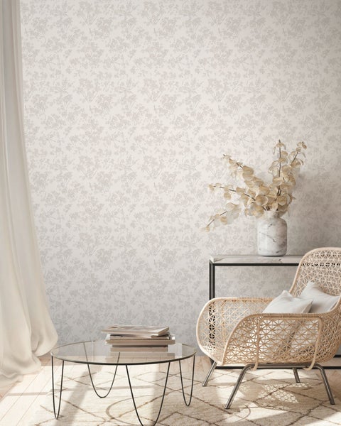 Zwei Holzliegestühle mit floralem Muster